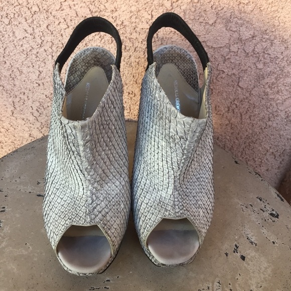 Nicholas Kirkwood Peep Toe Sling Back Heels Gray Scalloped Textured Size 9 - Picture 2 of 8